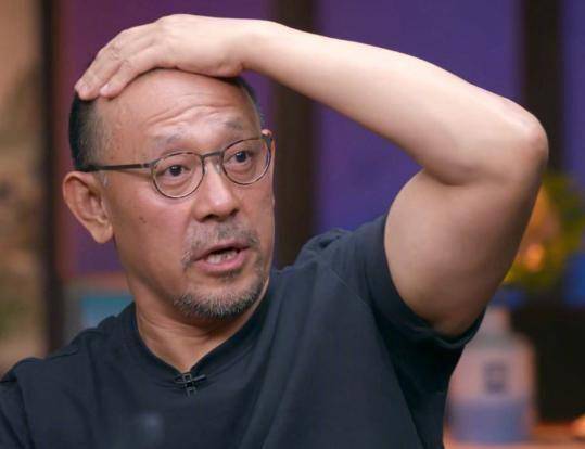 在剧中姜文也这样的造型出镜,本人却面部表情严肃,而看到这样的造型都