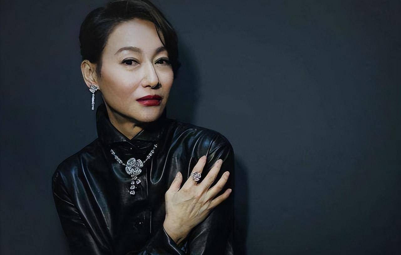 "草根影后"惠英红:出身显赫却要饭10年,如今62岁单身无儿无女_张彻