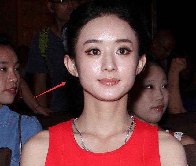 赵丽颖穿红裙出席活动,被摄影师关掉美颜滤镜,看到后差距有点大!