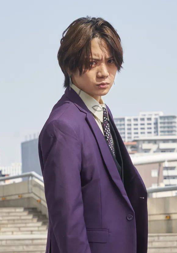 叫做ジット,由佐藤流司饰演,该演员之前出演过假面骑士fourze的剧场版