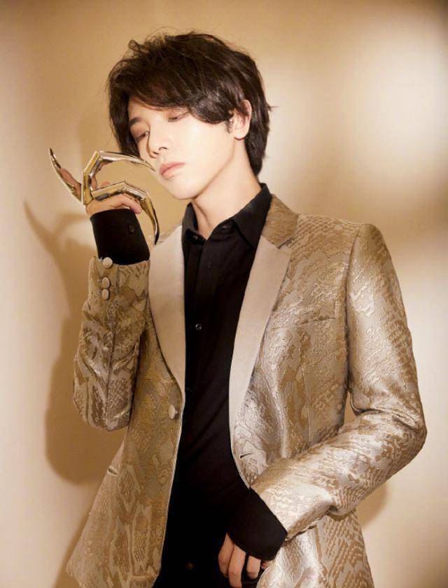 火星人变异,华晨宇金属指套 刺绣西装,雅痞混搭范太撩!_气质_节目