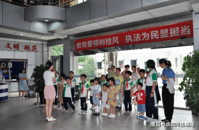 哇!100万人围观霹雳舞教育局长与检察官共跳原创法治健身操