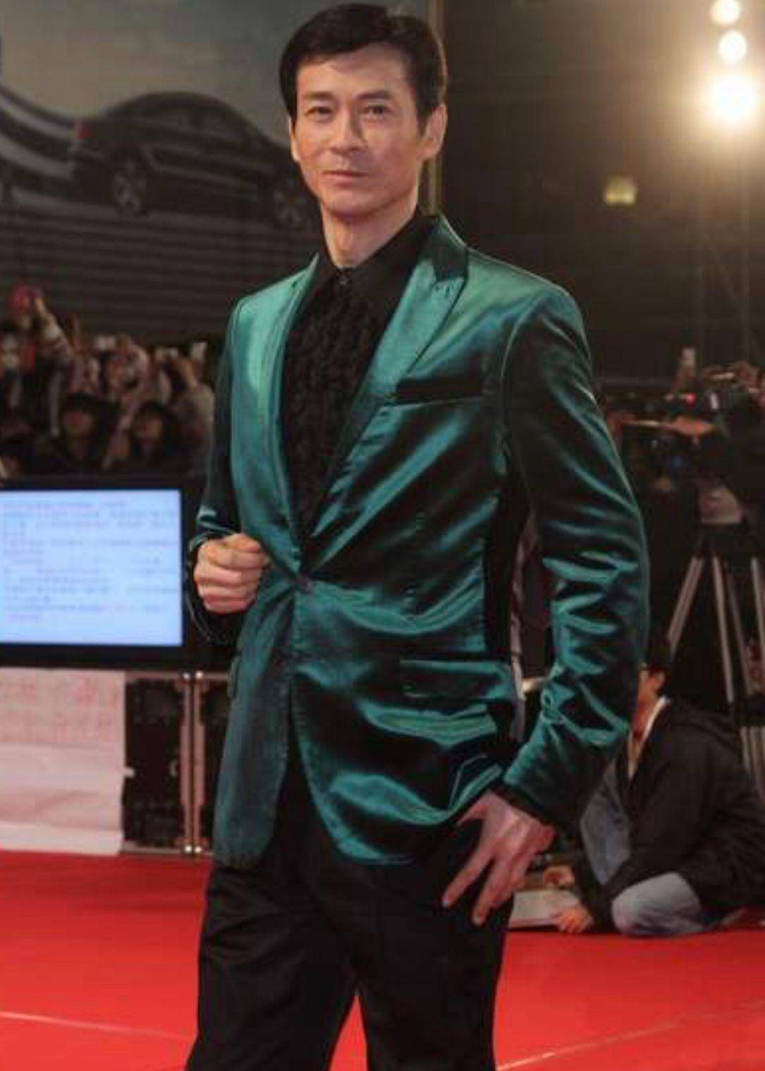 75岁郑少秋还有偶像包袱:常年戴假发,身材不发福,气质儒雅高级_自然