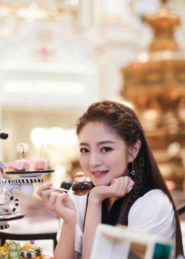 嫁入豪门,儿女双全,如今的她比年轻时更美了!_安以轩_保养_因为