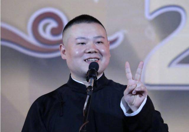 我们可以清除的看到,他们一行人都站在那里看着下面的流水,虽说岳云鹏