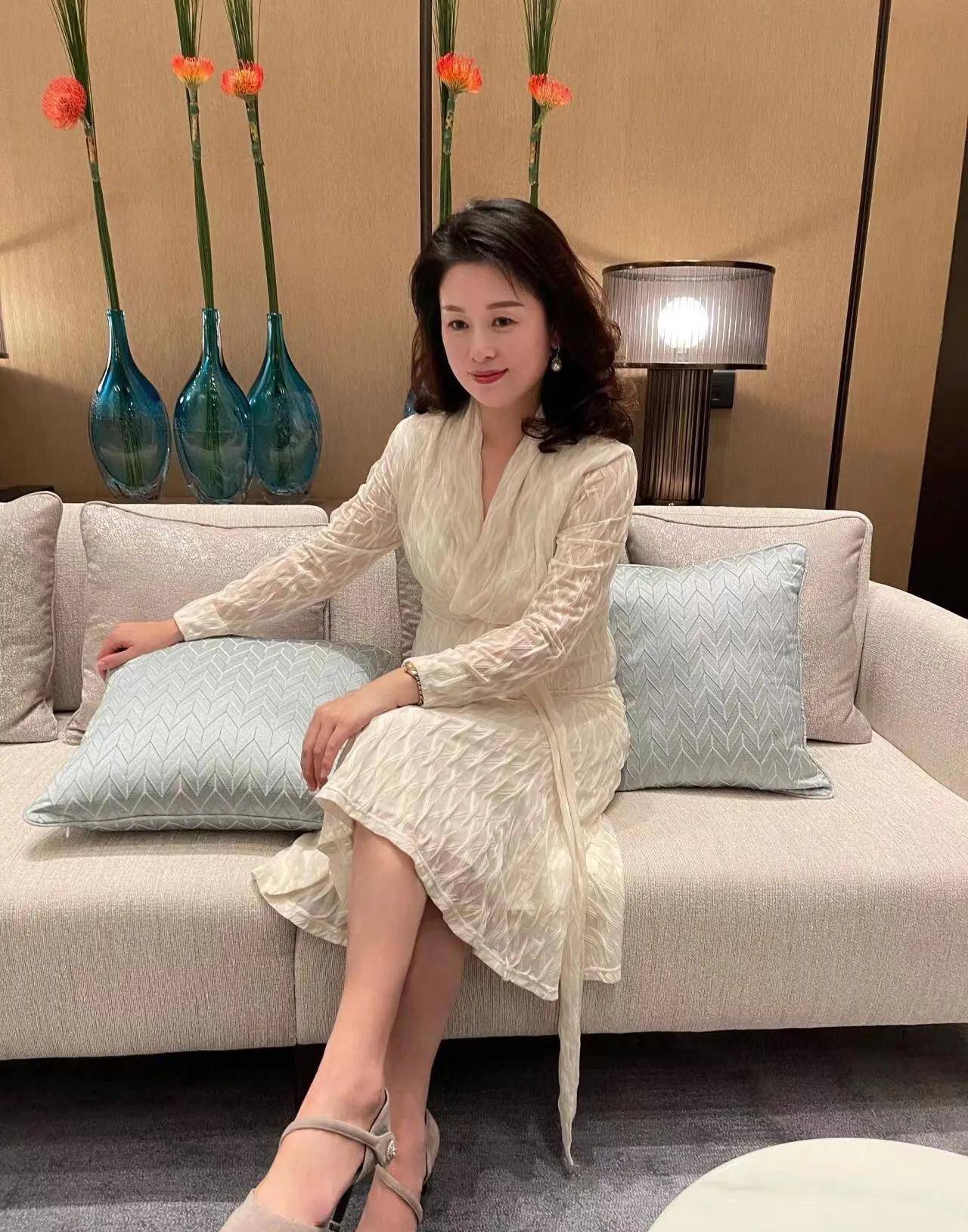 60岁的女人这样穿,端庄又妩媚_高跟鞋_女性_连衣裙