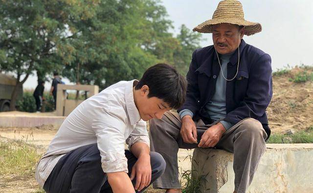 黄轩:连发两文惜别《山海情》,潜心创作"土味"演技获央媒认可_西北