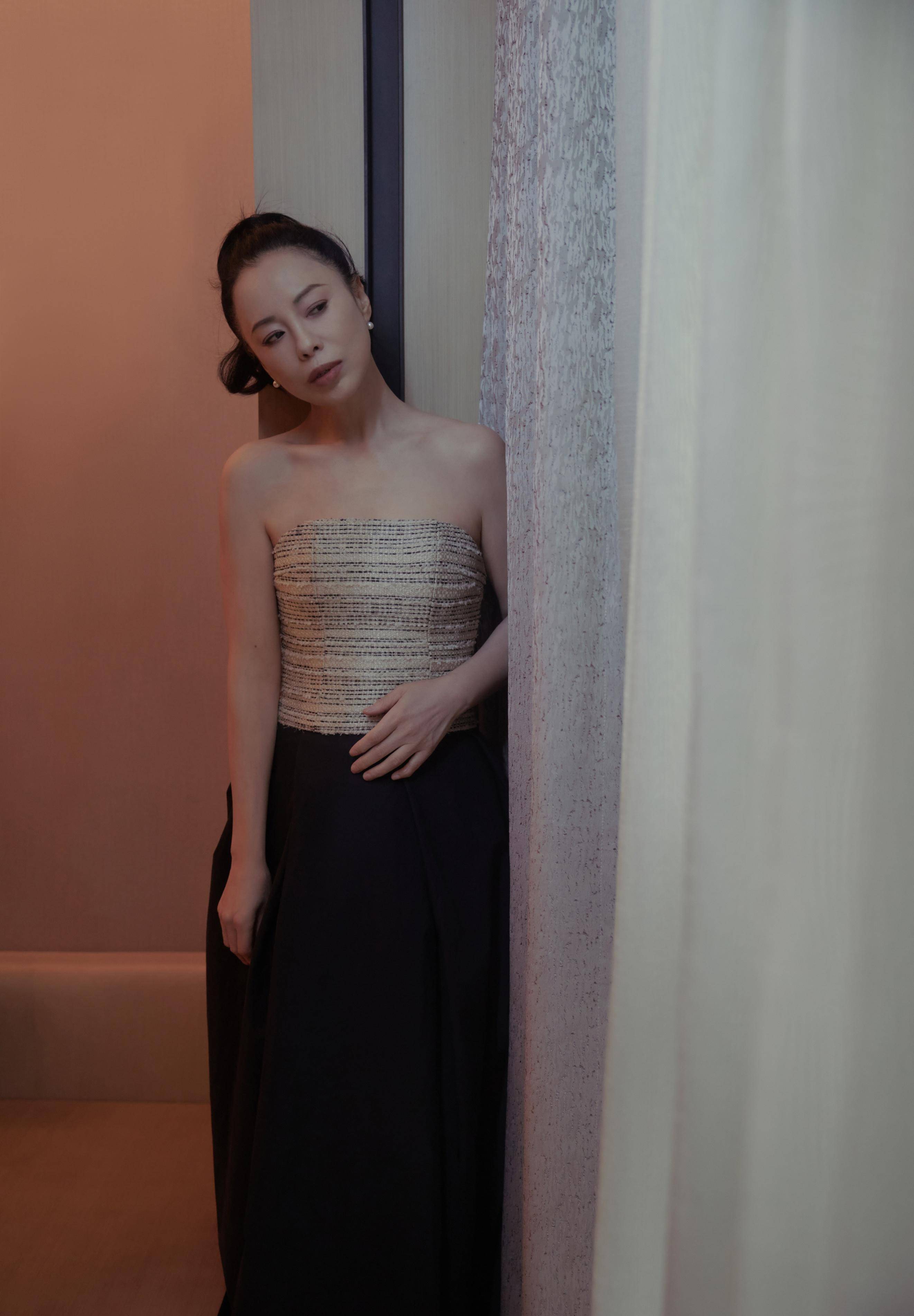 55岁黄绮珊最新杂志封面,穿抹身材时尚大秀锁骨,少女感满满_状态_黄妈