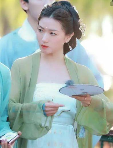 姐姐团综古装路透,张雨绮艳,孟佳仙,看到万茜才知啥叫氧气美人_造型