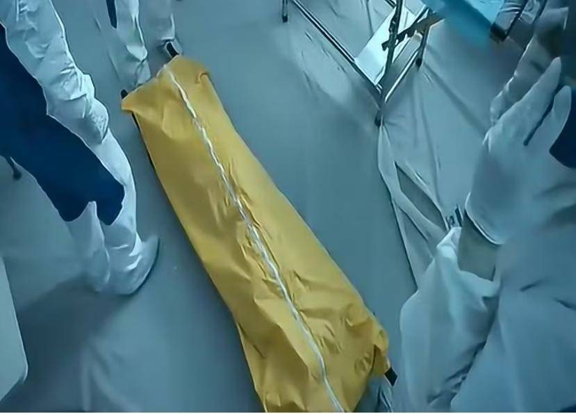 已经哭成泪人的郭燕,崩溃痛哭得发不出声音,彻底瘫软倒在了地上.