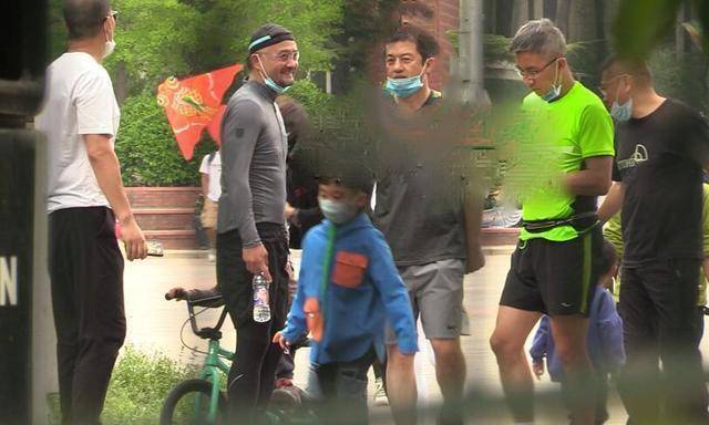 李亚鹏携友公园锻炼,穿着随意忧愁满面,48岁头发稀疏斑秃抢镜_心情