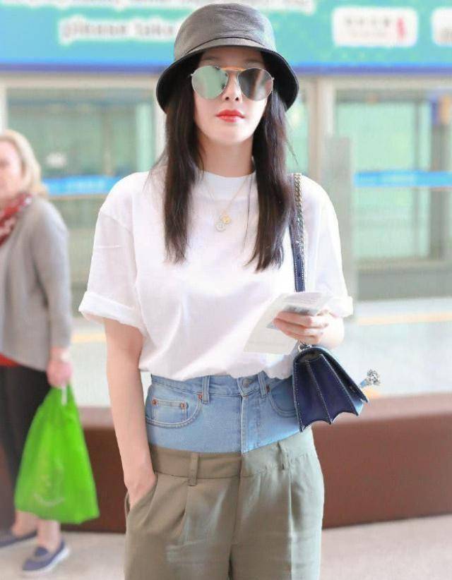 看不懂的时尚:秦岚亮出"无腰裤",敌不住戚薇的"乞讨裤"!