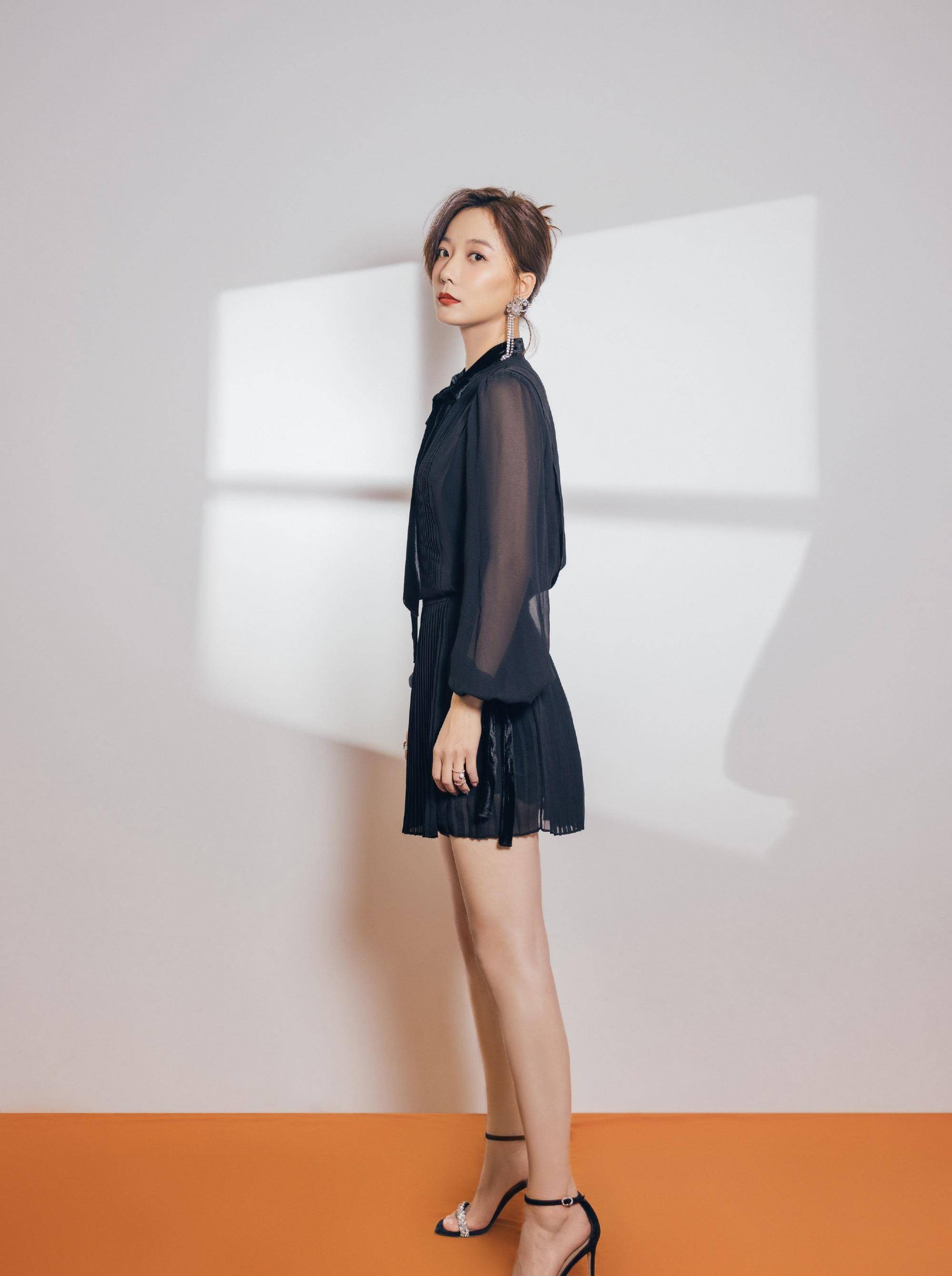 王珞丹时尚短裙活动宣传照,结合高跟鞋,清新优雅_身材_五官_风格