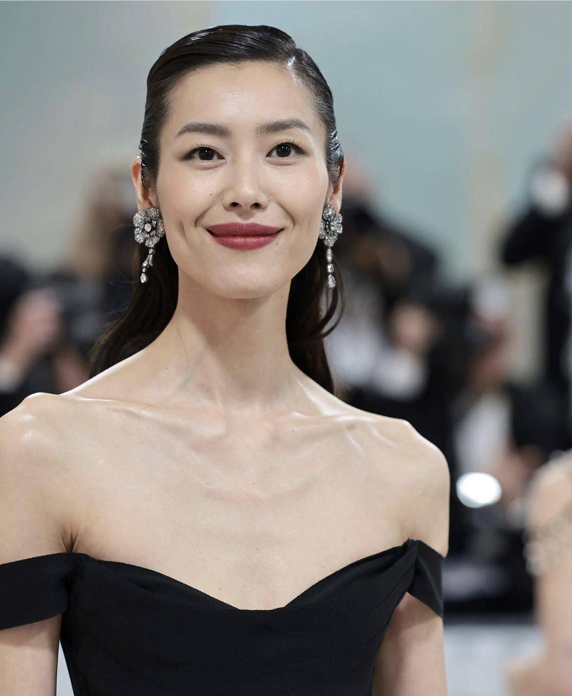 翻看刘雯10年的时尚圈历程,衬衫越看越迷人,身材越看越精彩_亮点_风格