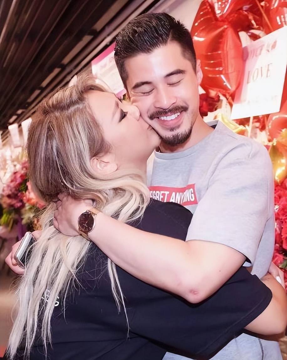 同样是郑少秋的女儿,郑欣宜和郑咏恩的待遇天差地别_沈殿霞_母亲_父亲