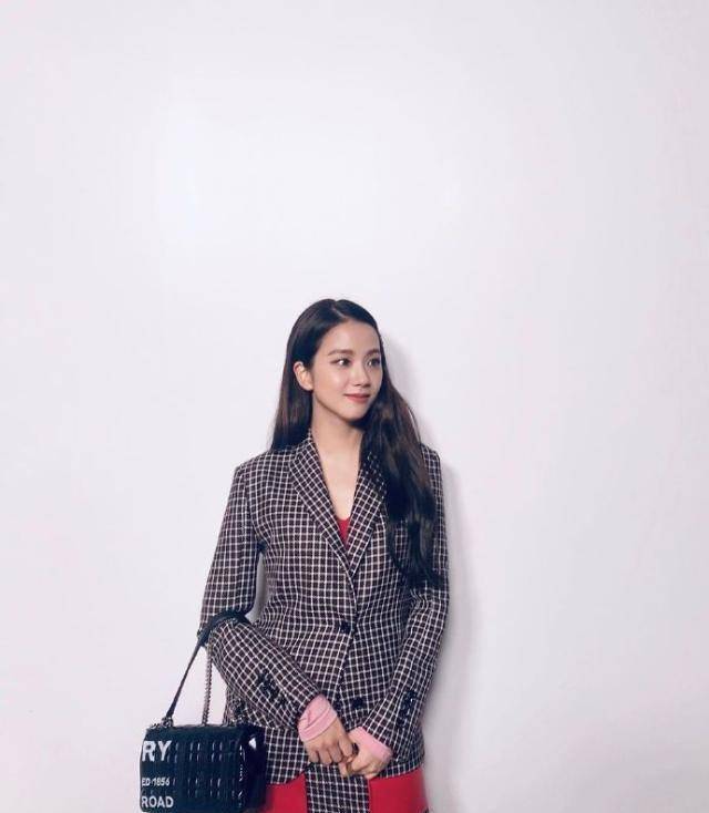 秋季当然是西装的季节,看了金智秀这身英伦风的格纹西装,大家是不是也