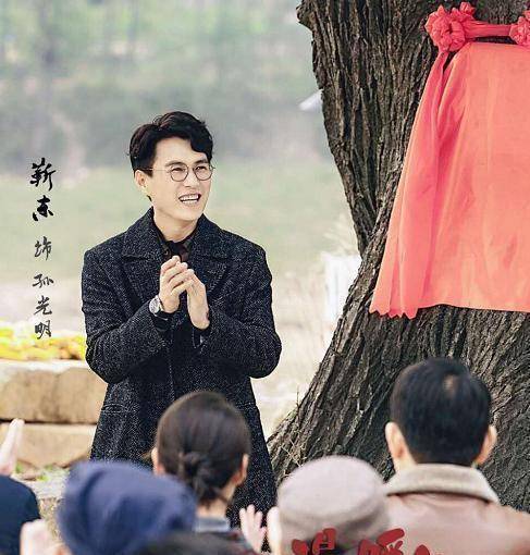 靳东新戏杀青,戴眼镜造型斯文真成老干部,重点扶贫剧逼格太高了_杀手