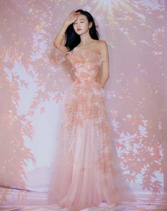 黑色低胸礼裙秀出傲人事业线,这身材比例绝了_设计_位置_粉色