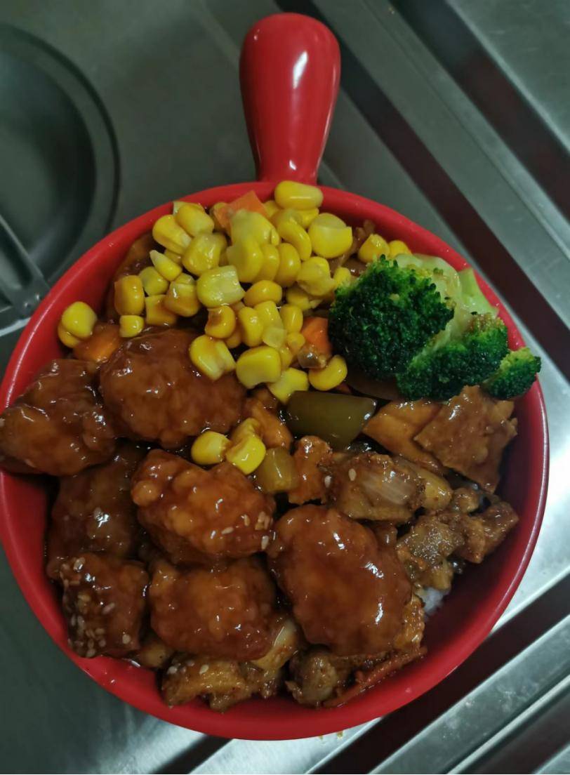 近日,张家口一中食堂为考生量身定制"高考营养套餐",保证考生能够摄入
