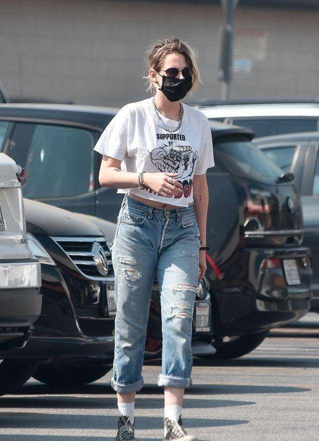 克里斯汀斯图尔特新款短发造型"帅气不羁",女友穿格纹裙太美_漂亮