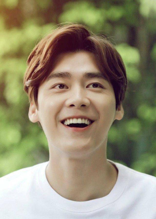 开怀大笑的男明星们,王俊凯的笑最治愈,看到最后一个我憋不住了_时候