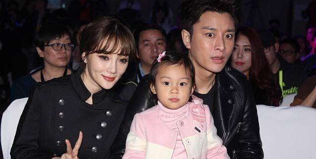 金晨和贾乃亮同框出现,为避嫌刻意分开走,网友却调侃俩人配一脸