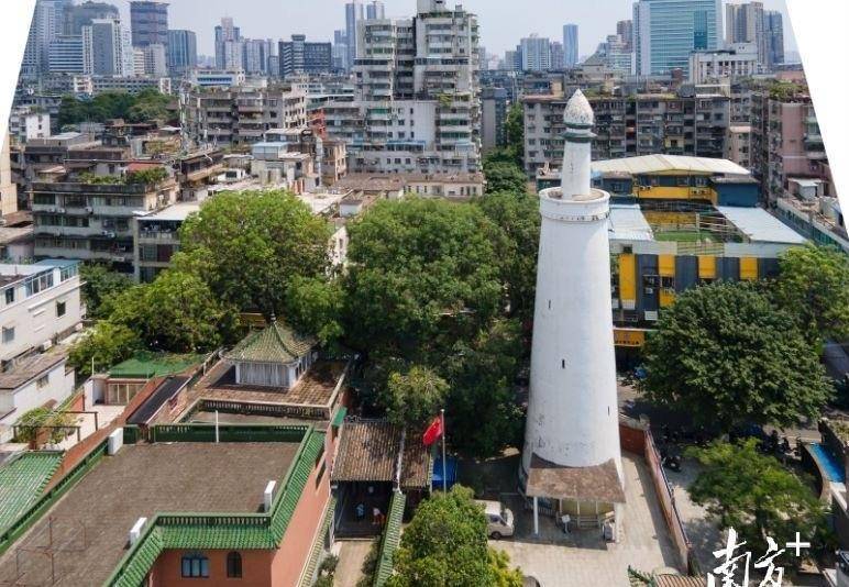 在越秀区光塔路56号,怀圣寺和光塔屹立于珠江古航道北岸,是古代广州"