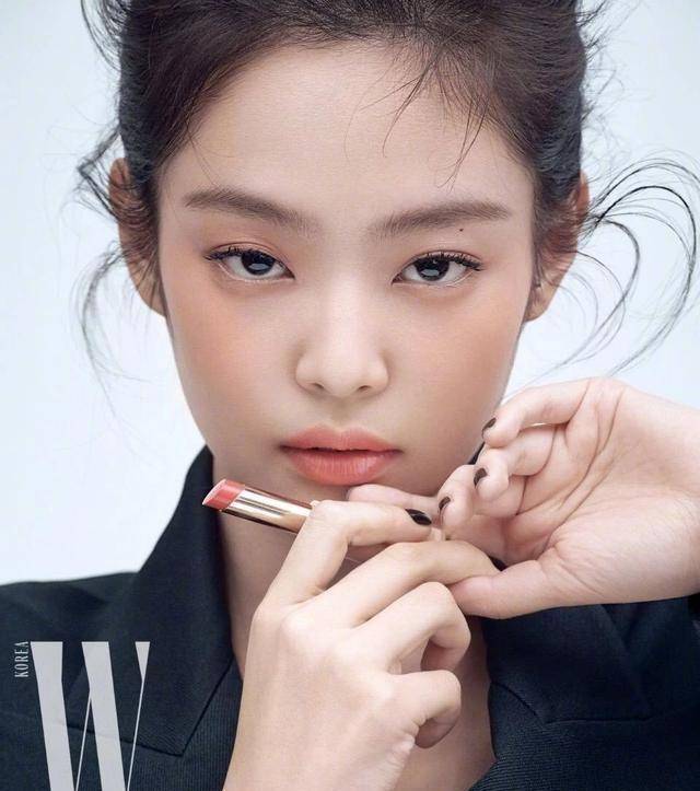 金智妮上韩版w2月刊封面,没想到肉嘟嘟的脸蛋,也能这