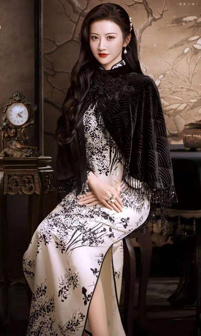 大家有没有被景甜的旗袍装惊艳到呢,更喜欢景甜哪身旗袍呢.