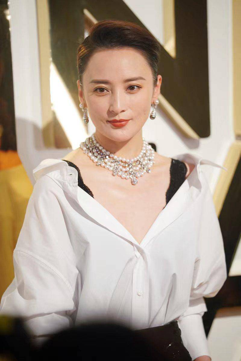 蒋勤勤的原装脸就是耐看,穿白衬衫配亮片裤亮相活动,高雅又气质_黑色