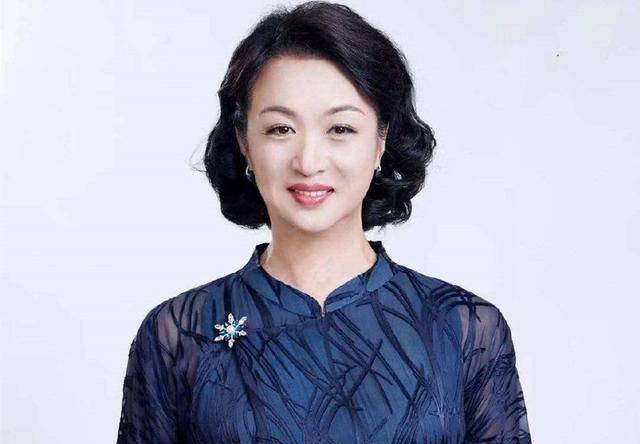 一身男装素颜出镜,网友表示:做人太洒脱_先生_性别_穿着