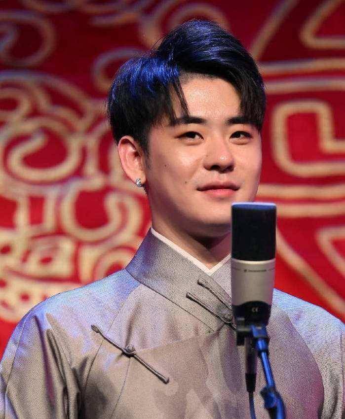 因为收礼物怼观众这是从来没有的事情,孙九香怼完观众,台下的女粉丝们