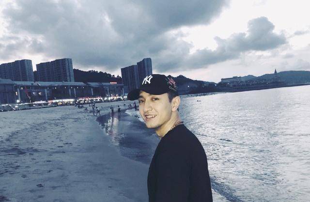 金瀚在冲锋衣外面再穿羽绒服,脚上穿带毛的靴子,很接地气了!