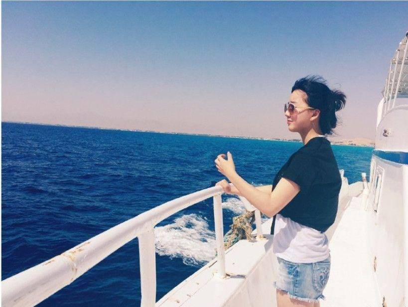 穿搭解析:白色上衣 蓝色牛仔裤=潮牛百搭款孟星亚身穿白色连衣裙,上身