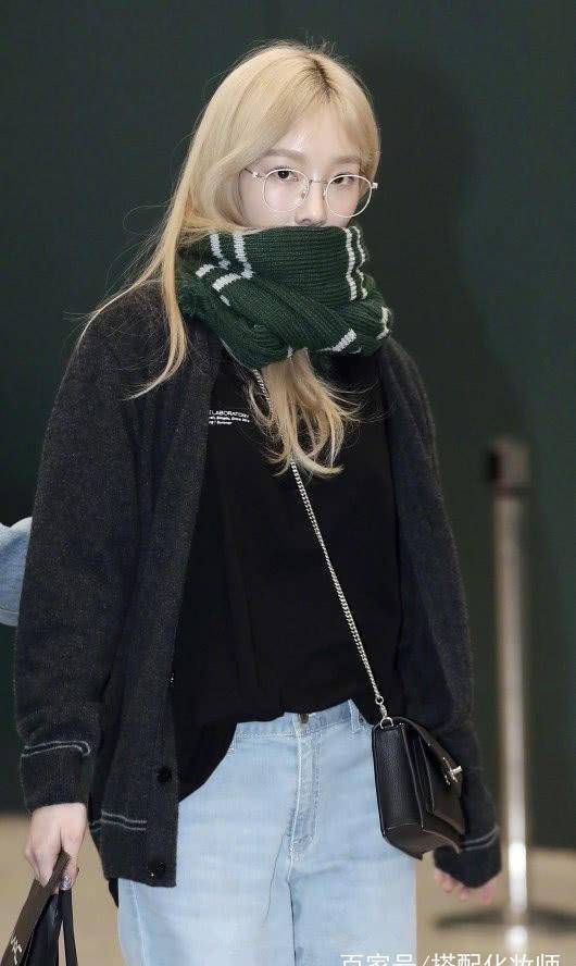 金泰妍也来"眼镜杀",戴上眼镜身穿开衫,再系条围巾优雅文艺!