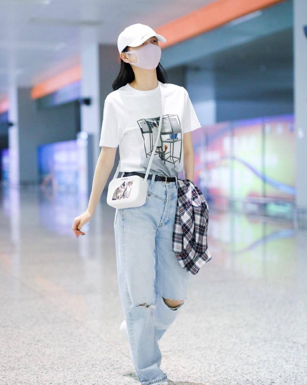 景甜真会穿,简单白t恤配破洞裤,身高167穿出177既视感_身材_夏日里