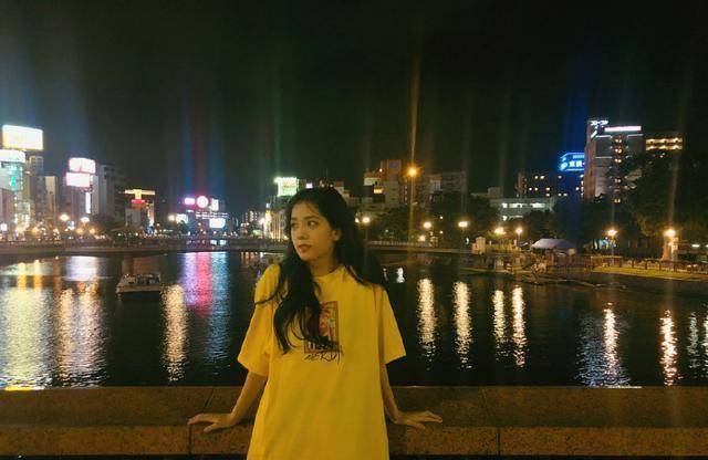 金智秀黄色t恤玩下衣失踪,可爱少女十足,这大长腿不比金泫雅差_jisoo