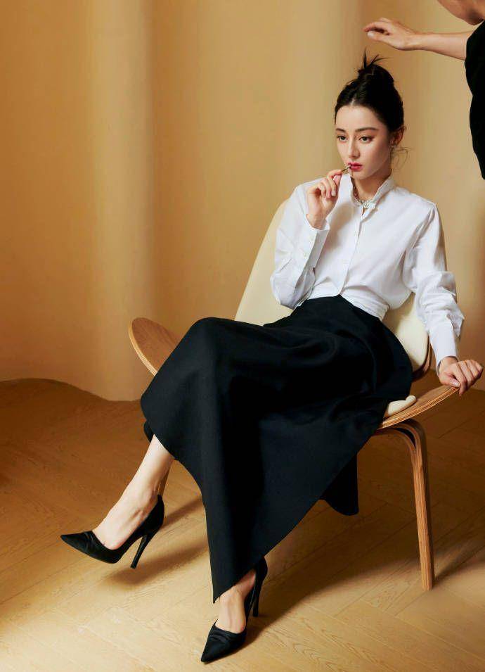 迪丽热巴白衬衫造型简约大方 化身都市女郎超有型_风格_照片_时尚