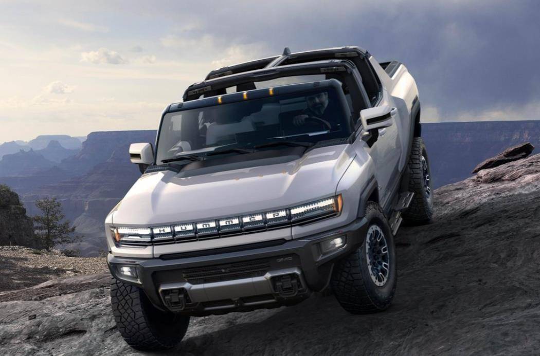 同时非常的硬朗和气派,尤其是轮眉的部分,在小编看来这是给2021款悍马