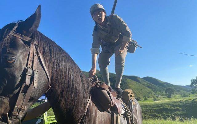敬业的小公主—张天爱,练骑马真是不容易啊_技巧_功夫_马背