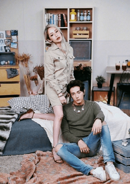 萧亚轩晒合照,穿浴袍与男友甜蜜互动,面部表情暴露真实情感状态_黄皓