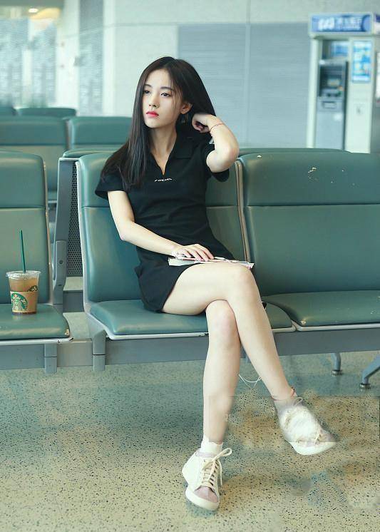 鞠婧祎显得十分害羞,把双腿快速并起并盖住,秒恢复到淑女的坐姿,单手