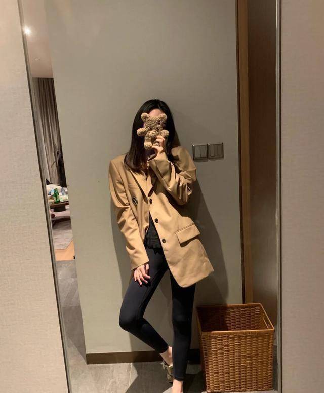 今年流行的"瑜伽裤"才是最火的,时尚又百搭!_运动_风格_李溪芮