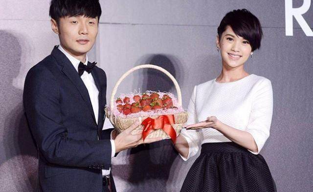 李荣浩成功求婚杨丞琳,潘玮柏愿当"伴娘",网友:伴娘是朱碧石_少女