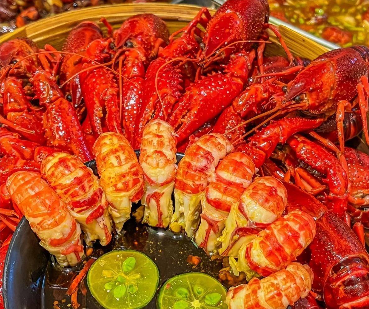 大量进食小龙虾就会造成一些过敏情况,也会造成食物中毒.