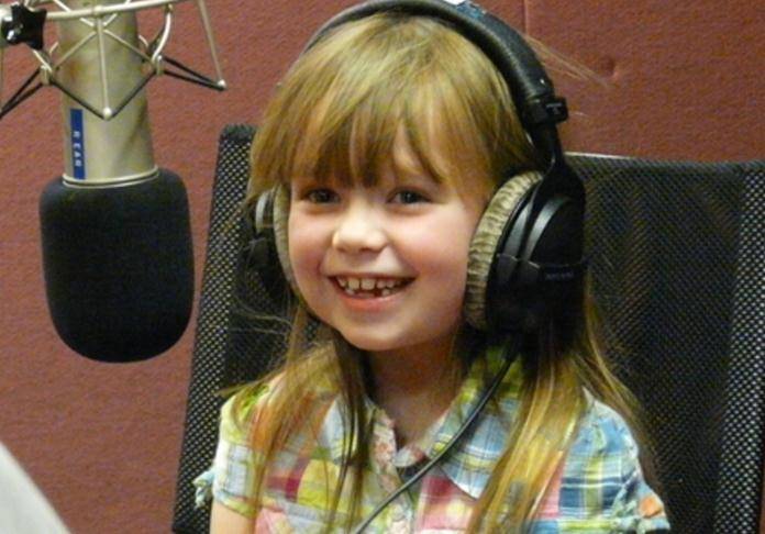 6岁天籁美声换牙萌样爆红,14年后变金发蓝眼美女_got_康妮塔波特_气质