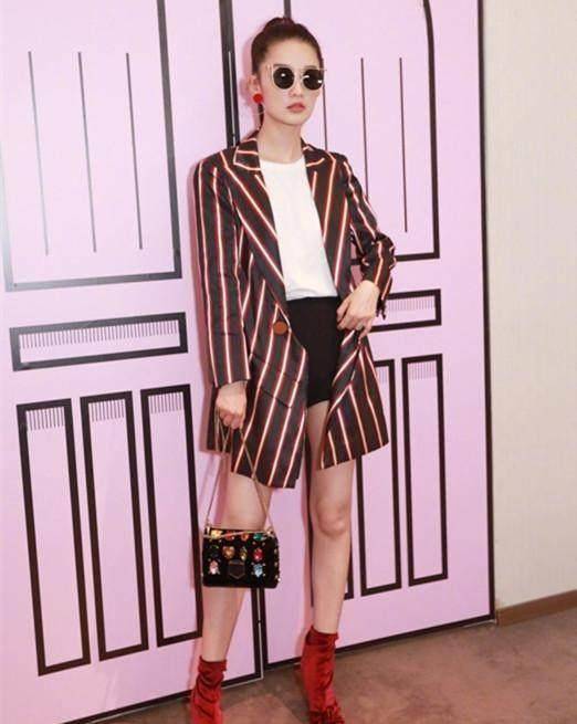 李沁一身干练打扮出席活动,她也有很酷的一面!_女孩子_红色_感觉