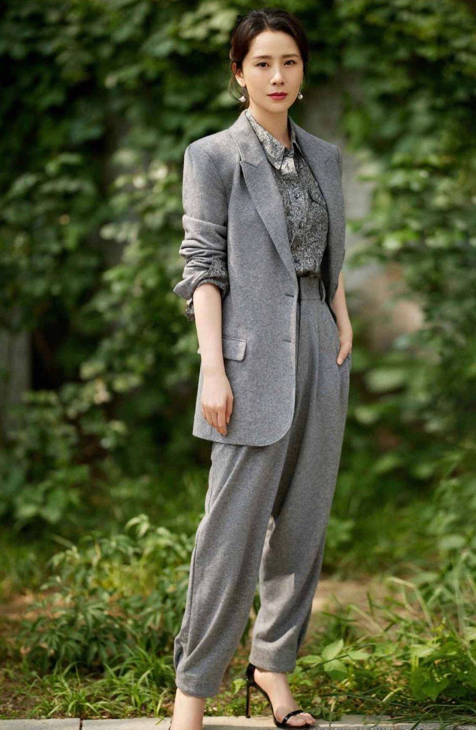 真正有气质的中年女人,入秋后偏爱同色系穿搭,看海清宋佳就知道_颜色