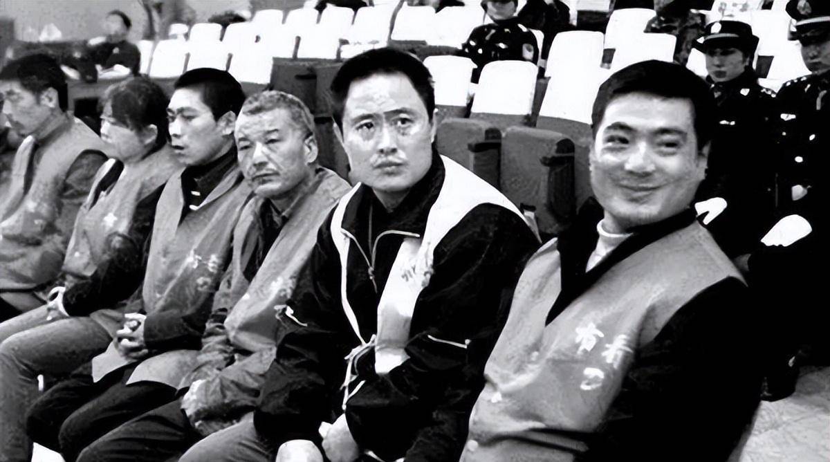2004年,小伙抽中宝马被告彩票作假,警方调查后:只有你不是托儿_刘亮