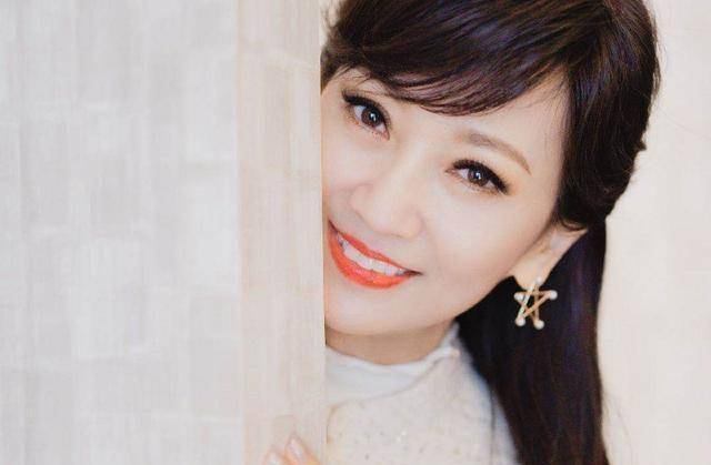 不少网友都开玩笑:怪不得赵雅芝这么多年都不会变老,原来嫁对了人才是